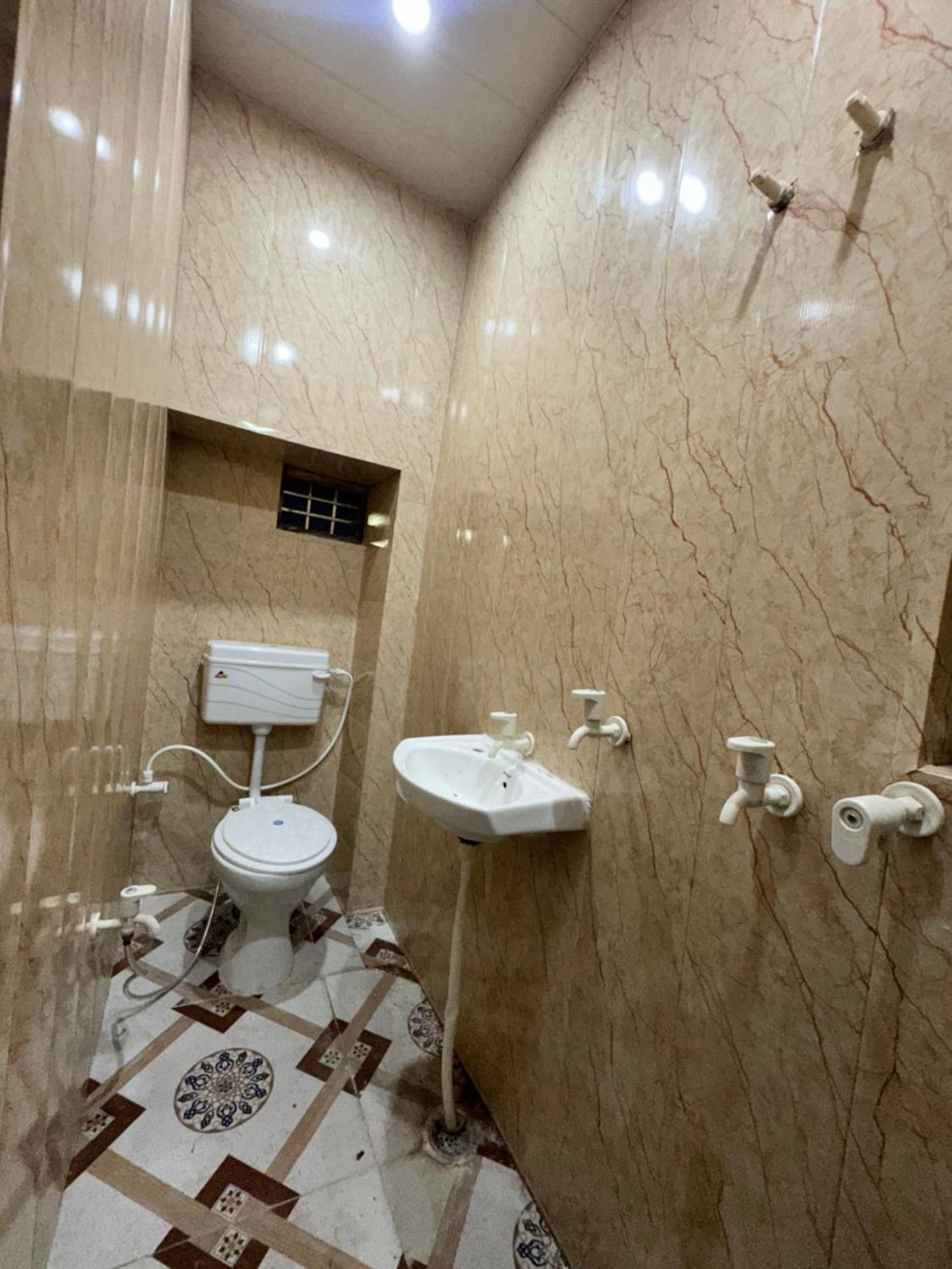 Hotel Pakhi Residency à Vrindāvan Extérieur photo