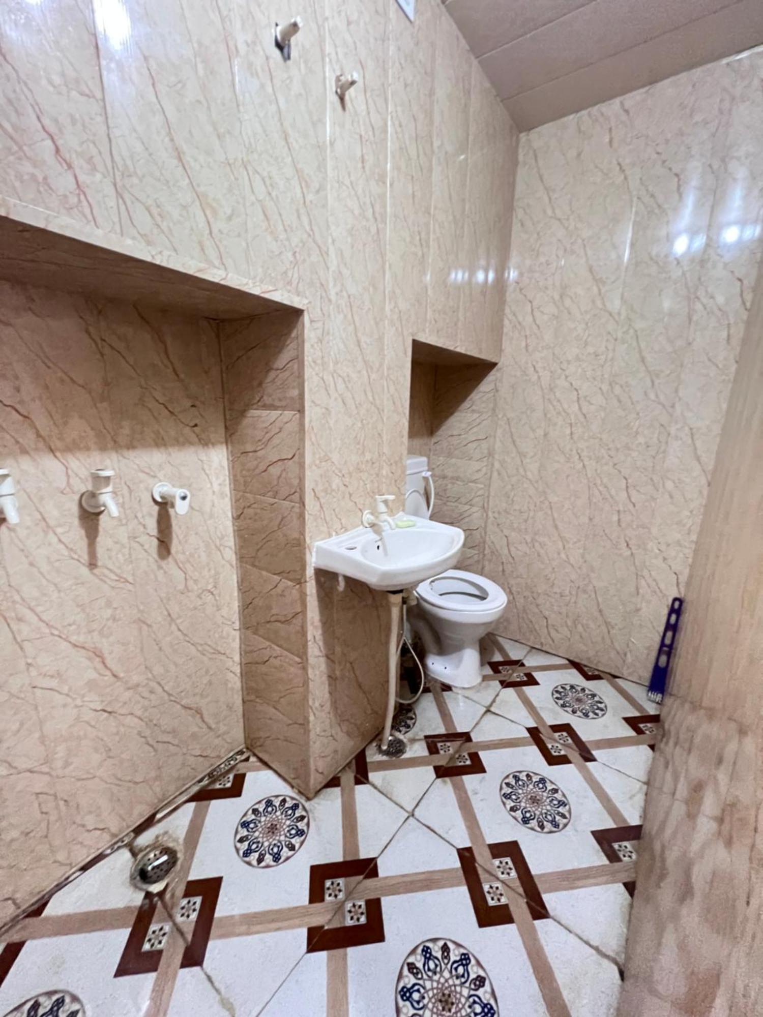 Hotel Pakhi Residency à Vrindāvan Extérieur photo
