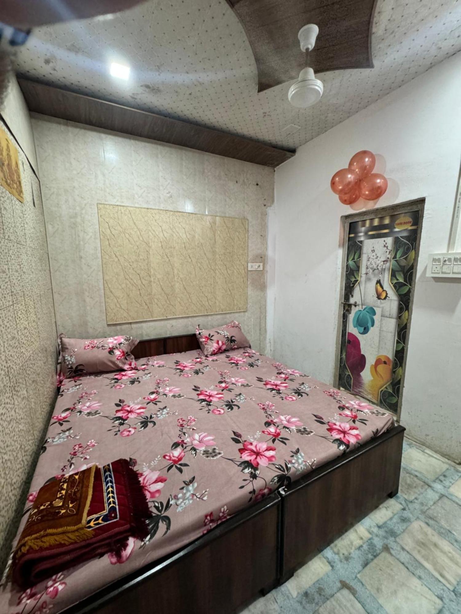 Hotel Pakhi Residency à Vrindāvan Extérieur photo